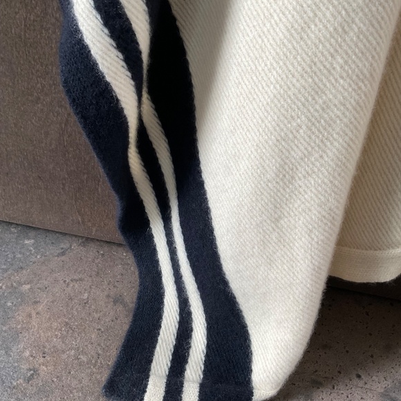 Club Monaco Cashmere Cape Size M/L - Picture 3 of 4